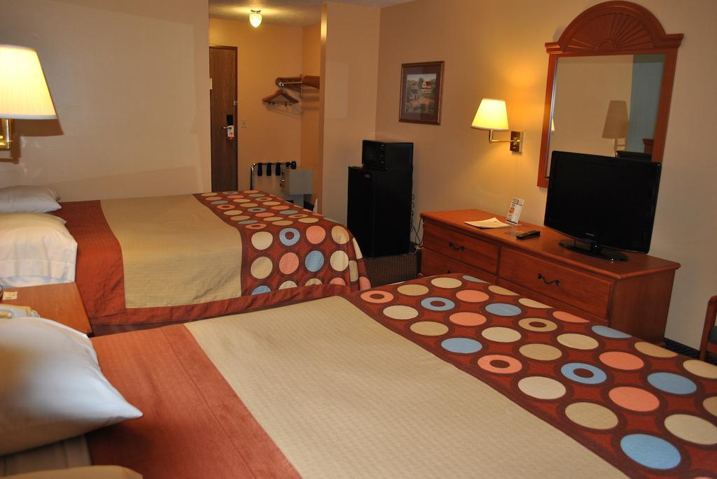 Hotel Super 8 By Wyndham Shipshewana Habitación foto