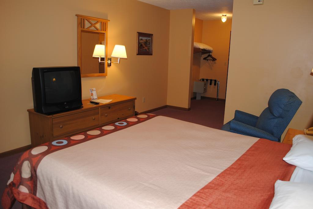 Hotel Super 8 By Wyndham Shipshewana Habitación foto